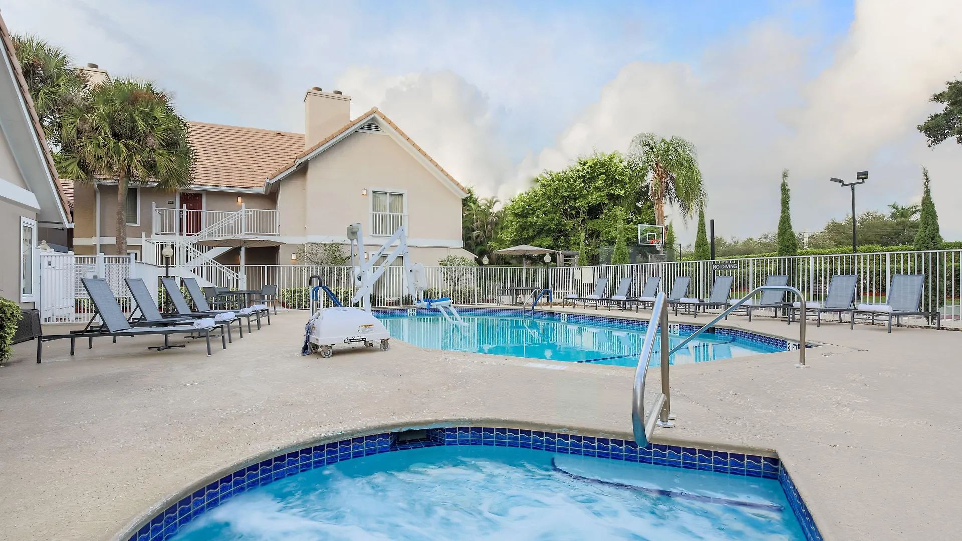 Where to Stay Near Spanish River Park: 8 Budget Hotels