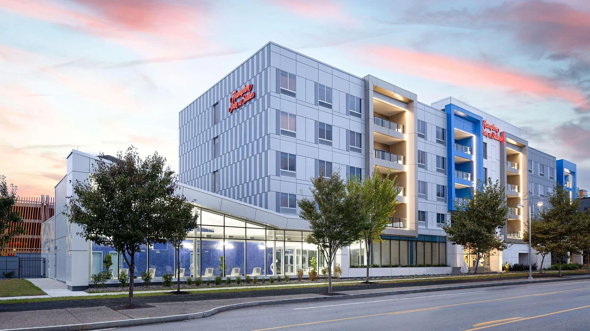 5 Smart Airport Hotels Near National Museum of Play Worth Booking