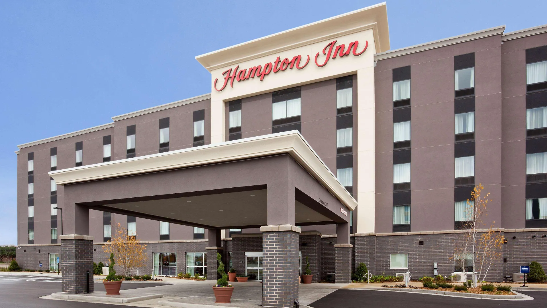 4 Solid 3-Star Hotels Near Normandale Japanese Gardens