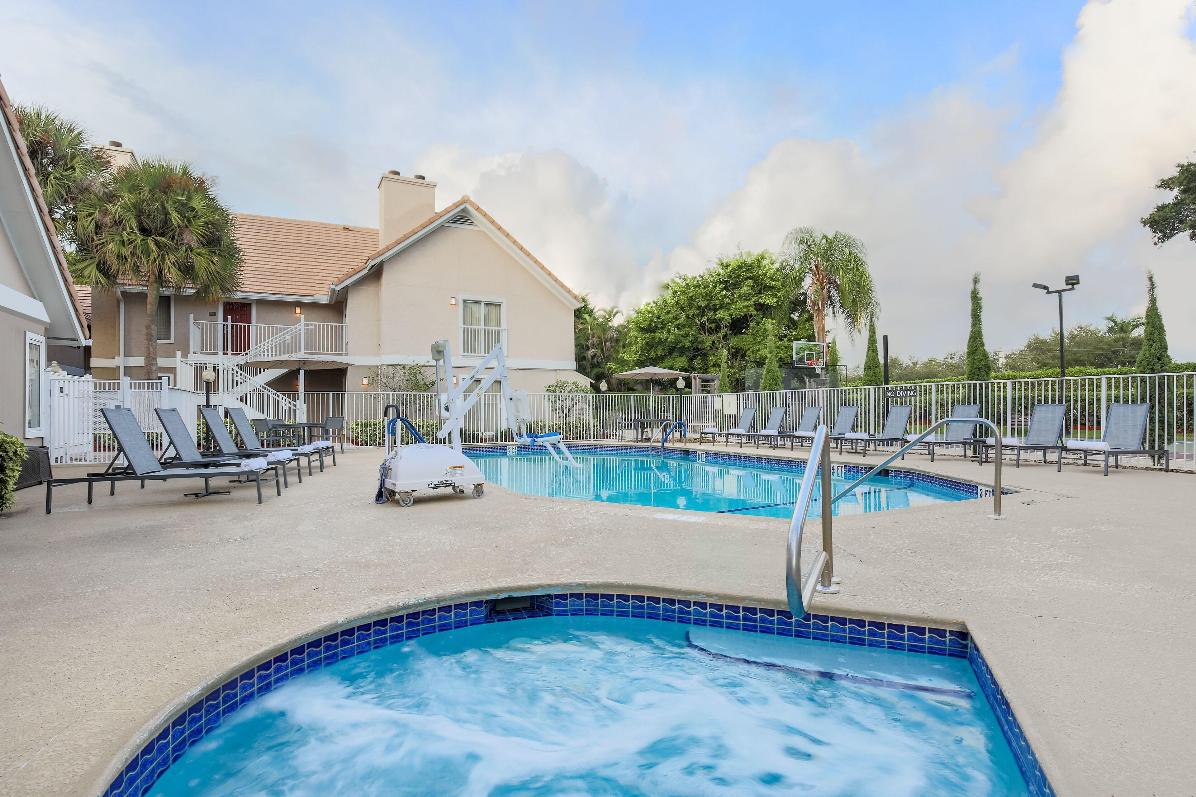 Where to Stay Near Spanish River Park: 8 Budget Hotels