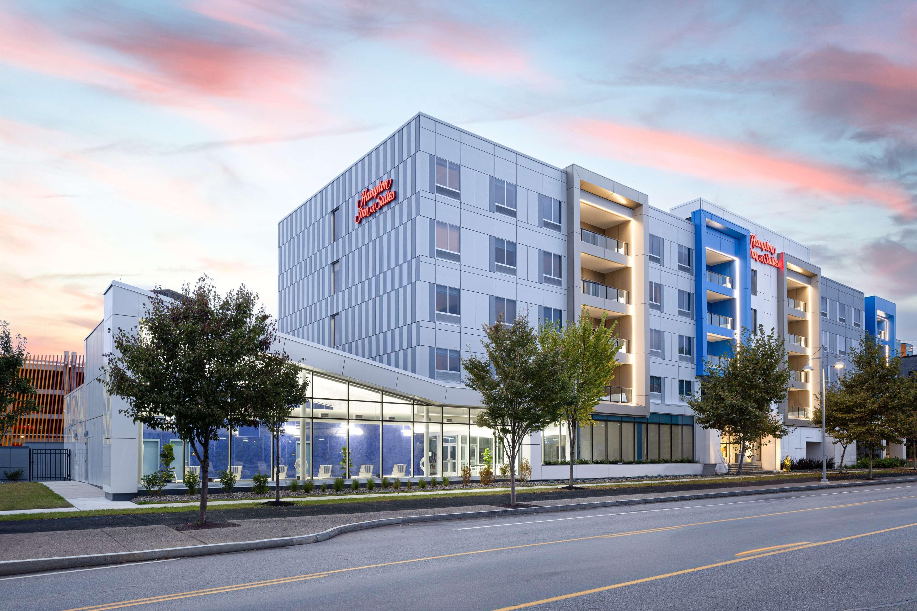 5 Smart Airport Hotels Near National Museum of Play Worth Booking