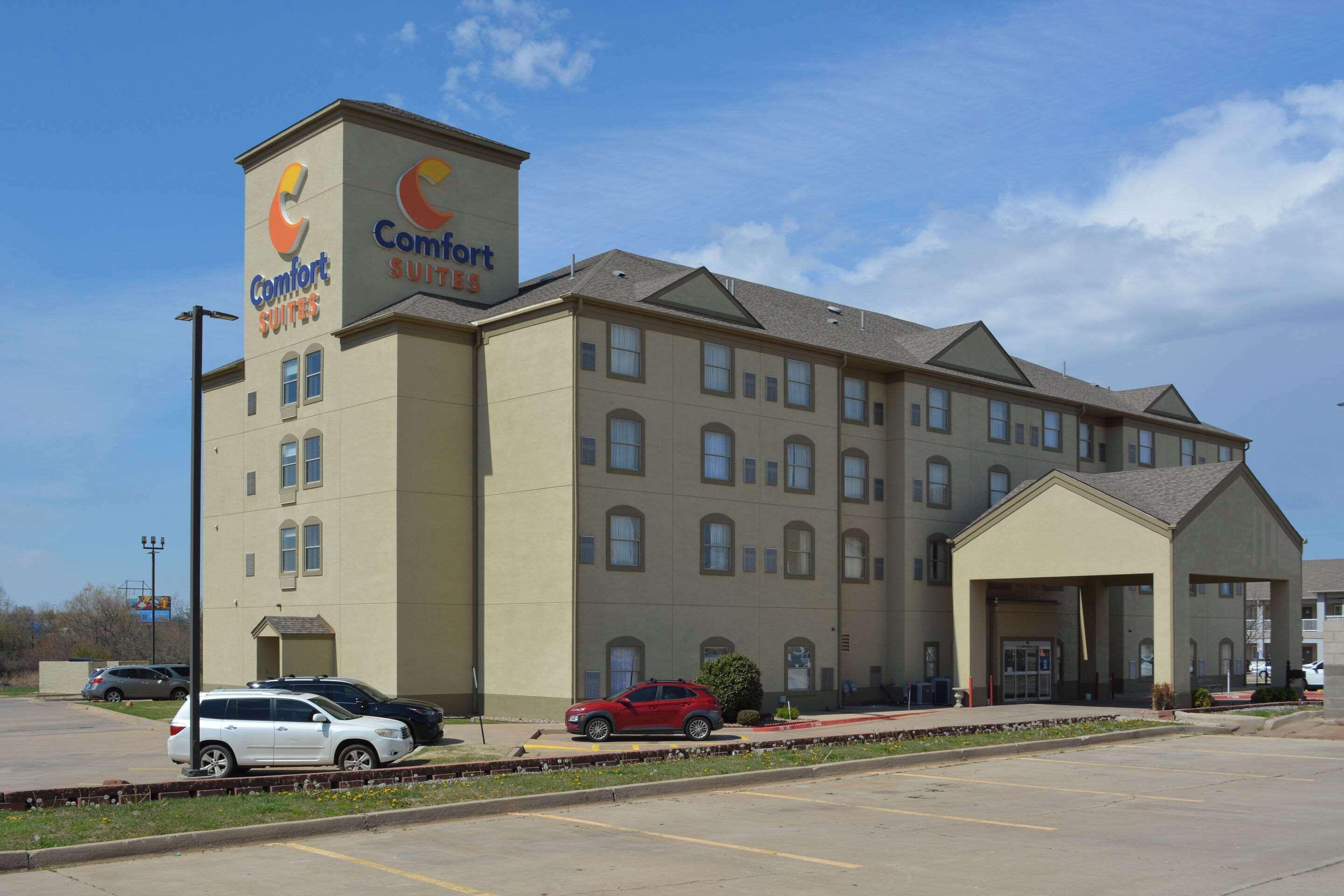 Staying Near Outlet Shoppes Oklahoma City: 4 Hotels Compared